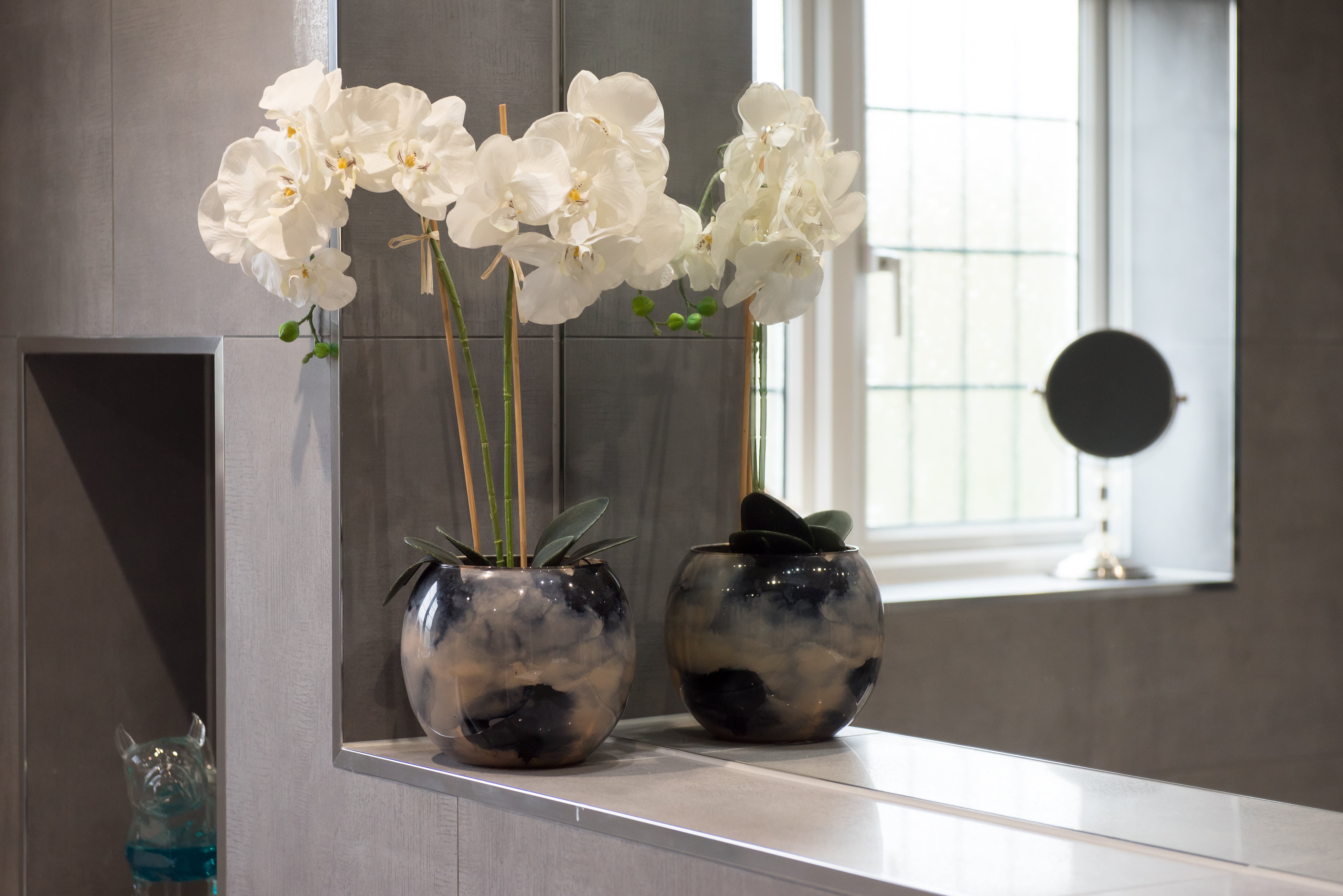 Planta con flores en un baño