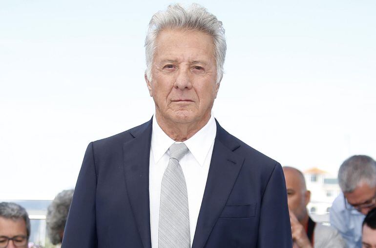 Fotografía de archivo fechada el 21 de mayo de 2017, que muestra al actor estadounidense Dustin Hoffman mientras posa a su llegada al Festival de Cine de Cannes (Francia)