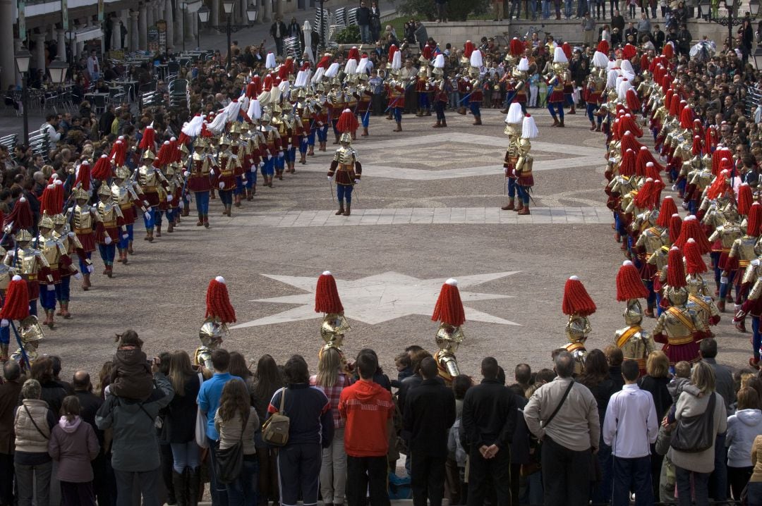 Imagen del Caracol que realizan los armaos en la plaza Mayor de Almagro de Jueves Santo al Sabado, en torno a las 14.30 h.