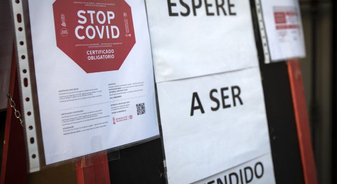 Un local muestra en su puerta la exigencia de mostrar el pasaporte Covid