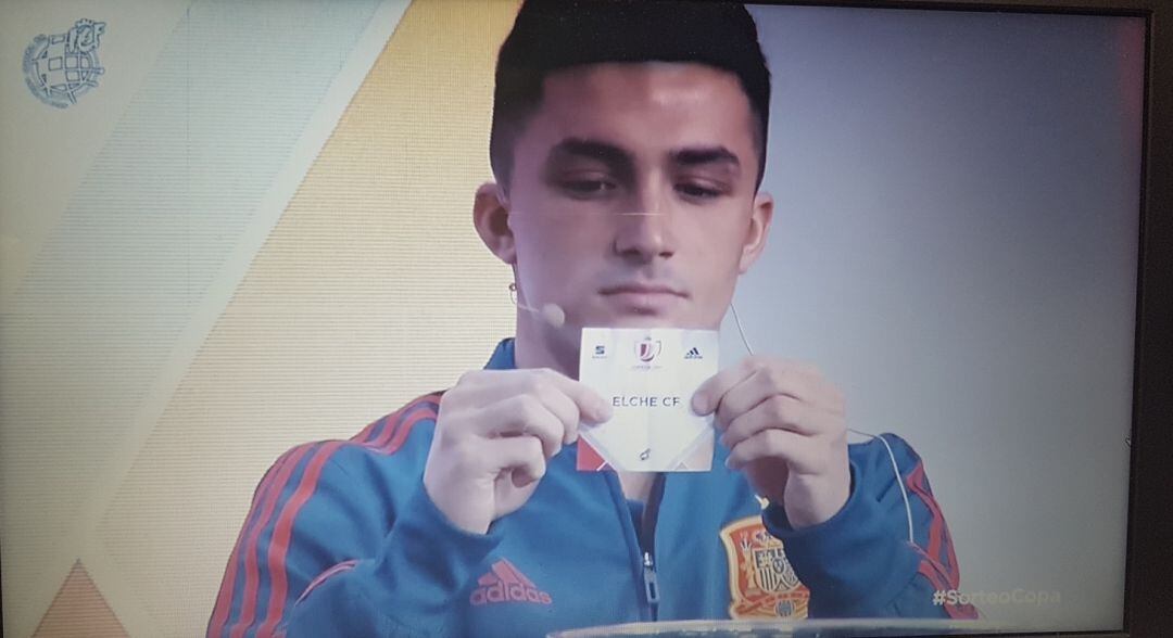 Captura de pantalla de la retransmisión de la RFEF del sorteo de Copa. El internacional sub 21 Manu García fue el encargado de haacer sorteo