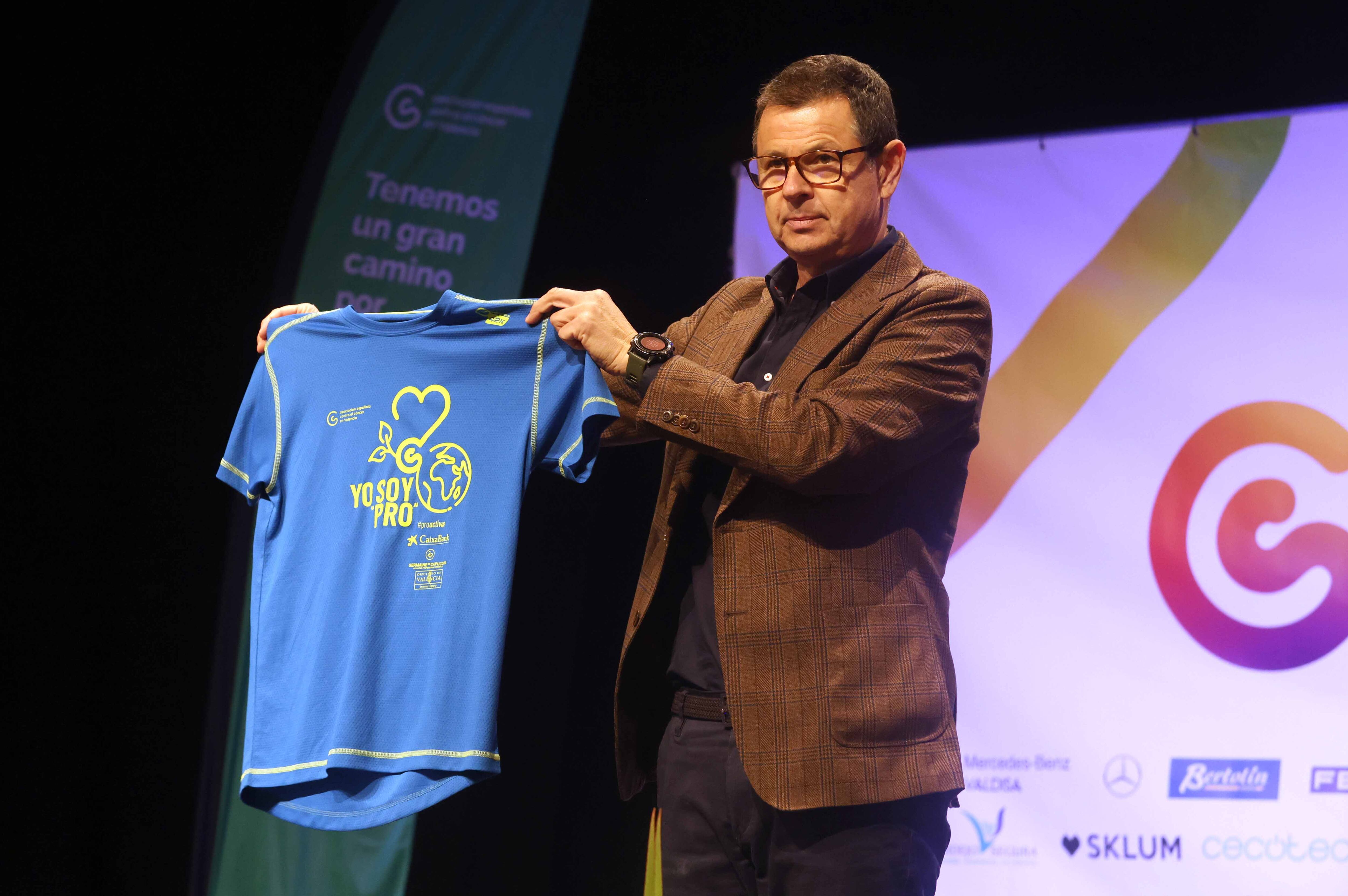 Javier Llombart, director de RunCáncer, con la camiseta oficial de esta edición del circuito