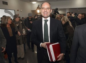 El expresidente de la Generalitat Valenciana Francisco Camps llega a la Universidad Miguel Hernández de Elche donde hoy ha defendido su tesis doctoral