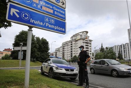 La Ertzaintza durante el dispositivo montado este jueves a la salida de San Sebastián para tratar de encontrar al hombre huido del presunto autor del asesinato este miércoles en Murchante (Navarra)