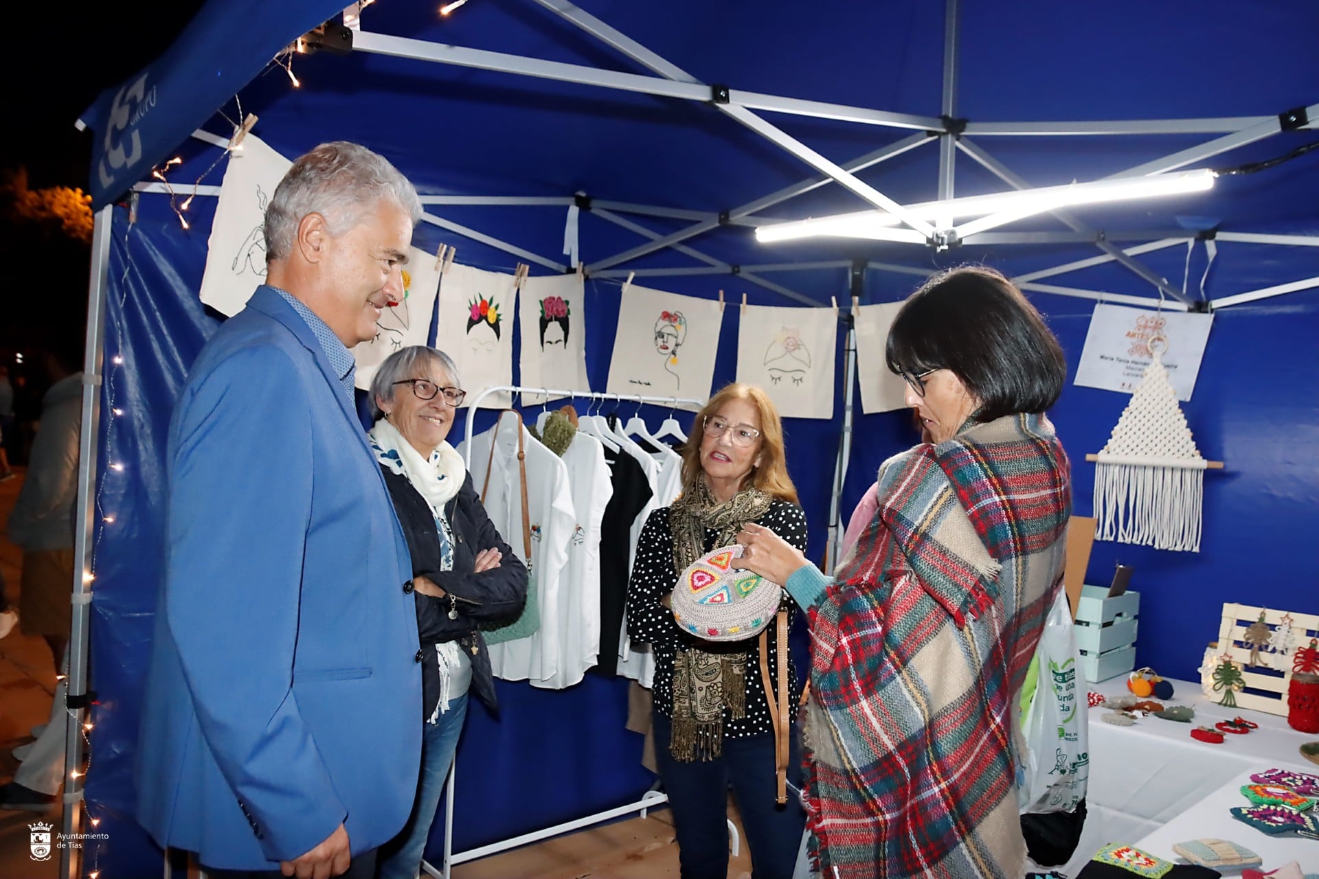 El alcalde de Tías, José Juan Cruz, visitando la II Feria de Artesanía Navideña.