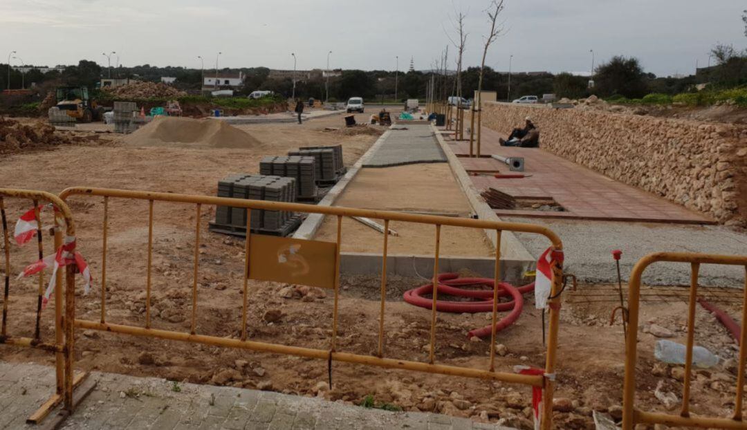Les obres del carrer Febrer i Cardona afecten a la mobilitat per la Via de Ronda de Maó.
