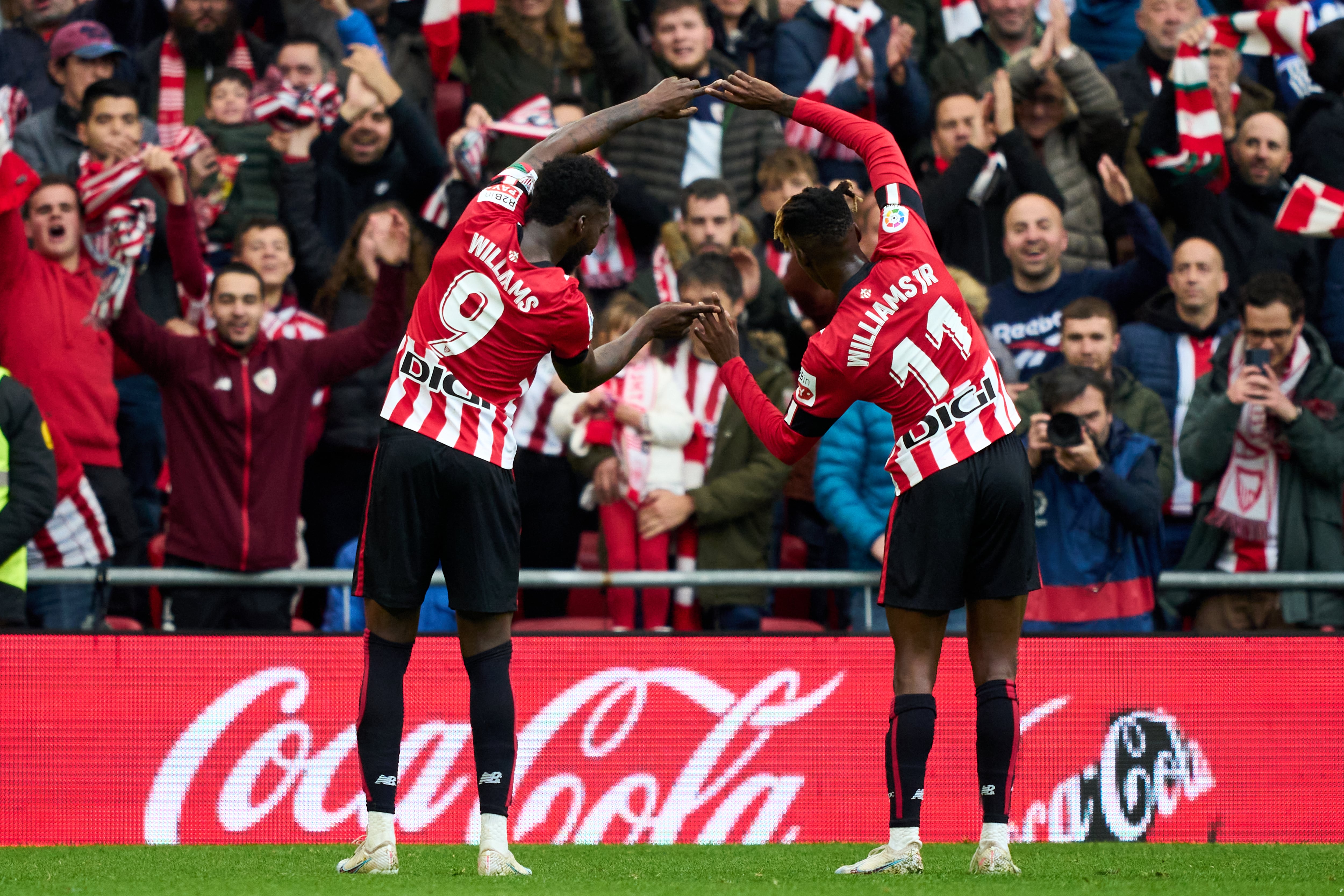 Iñaki y Nico Williams celebran un gol en San Mamés