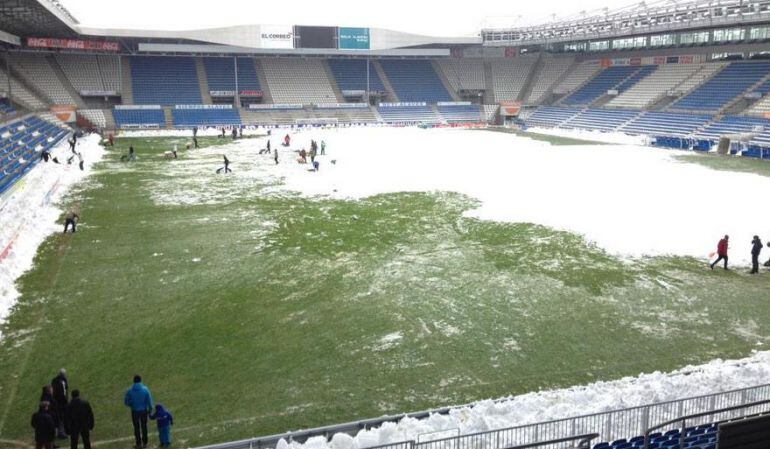 Aspecto del campo de Mendizorroza con nieve y placas de hielo