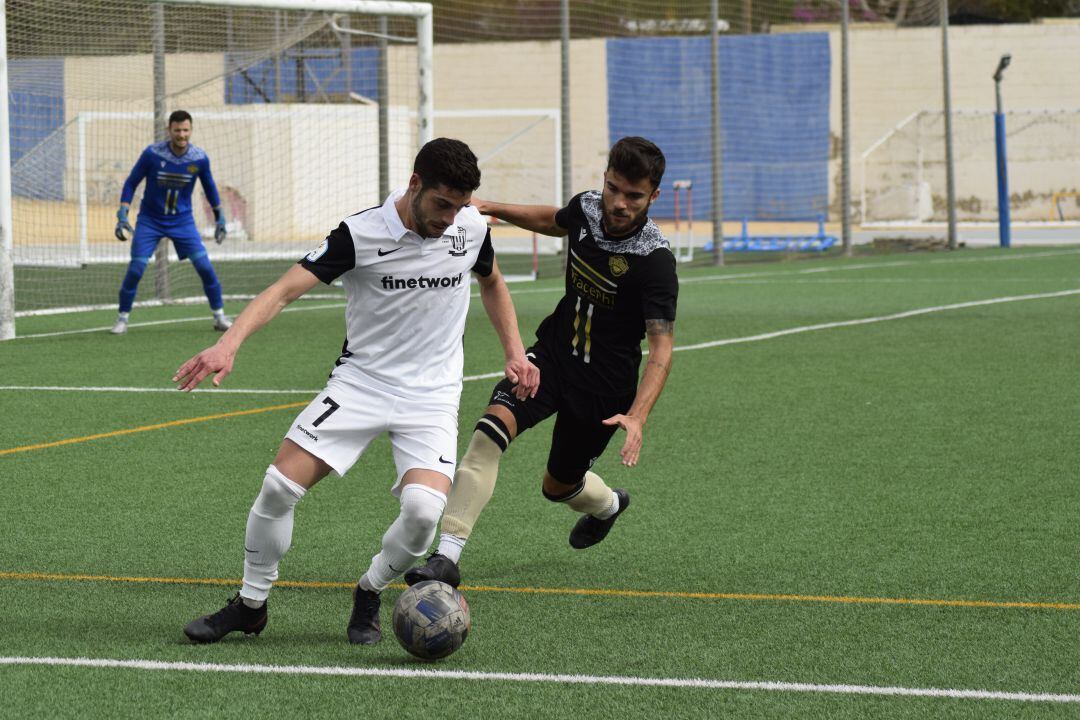 Carlos Monrabal "Litri" aguanta el balón ante un defensor del Intercity