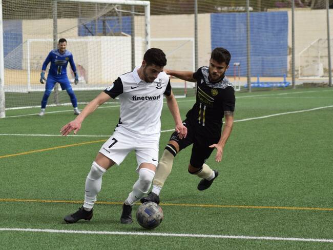 Carlos Monrabal "Litri" aguanta el balón ante un defensor del Intercity
