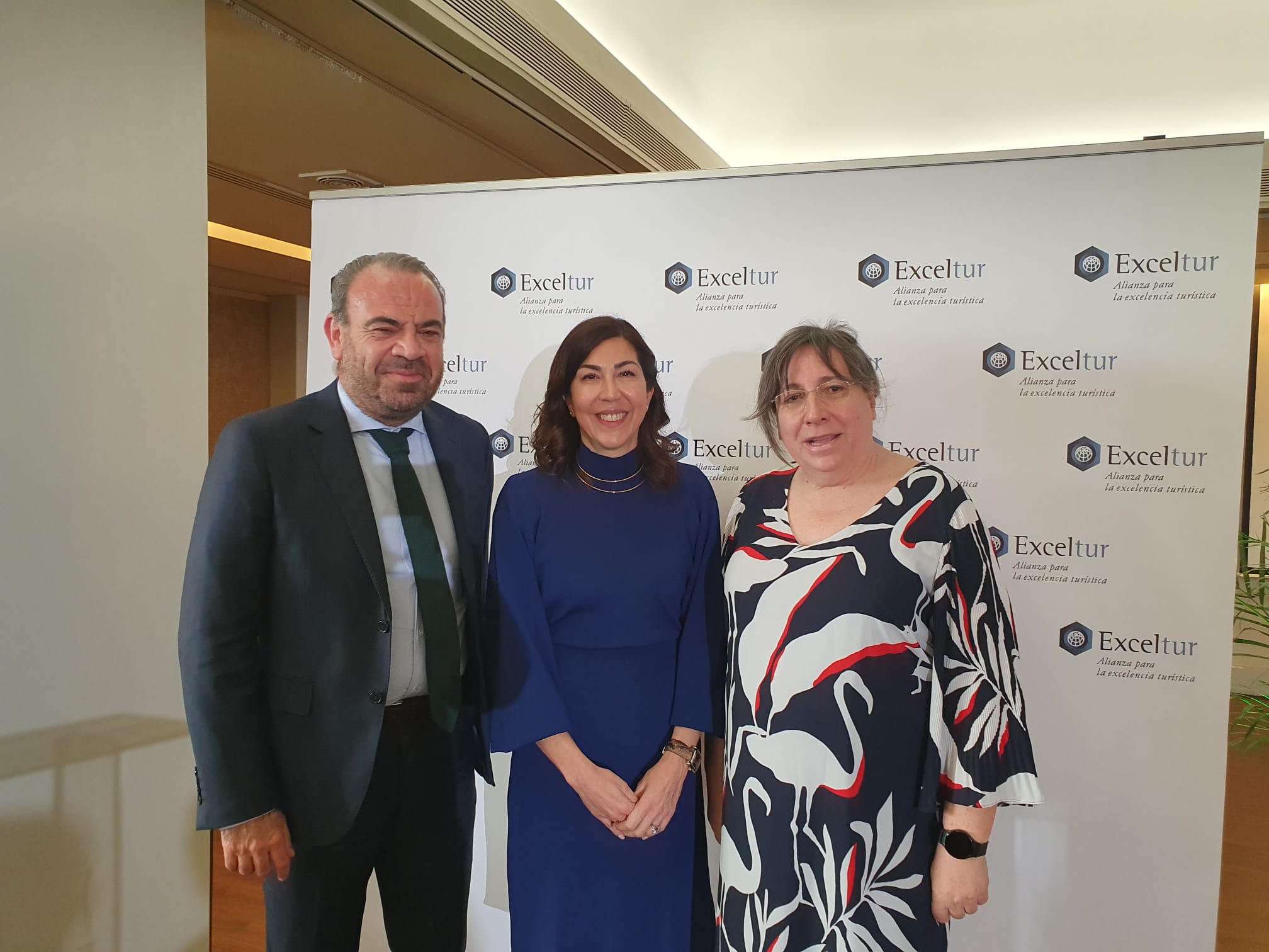 La concejala María Jesús López Iniesta junto a la Secretaria de Estado de Turismo, Rosana Murillo, y el presidente de Exceltur, Gabriel Escarrer