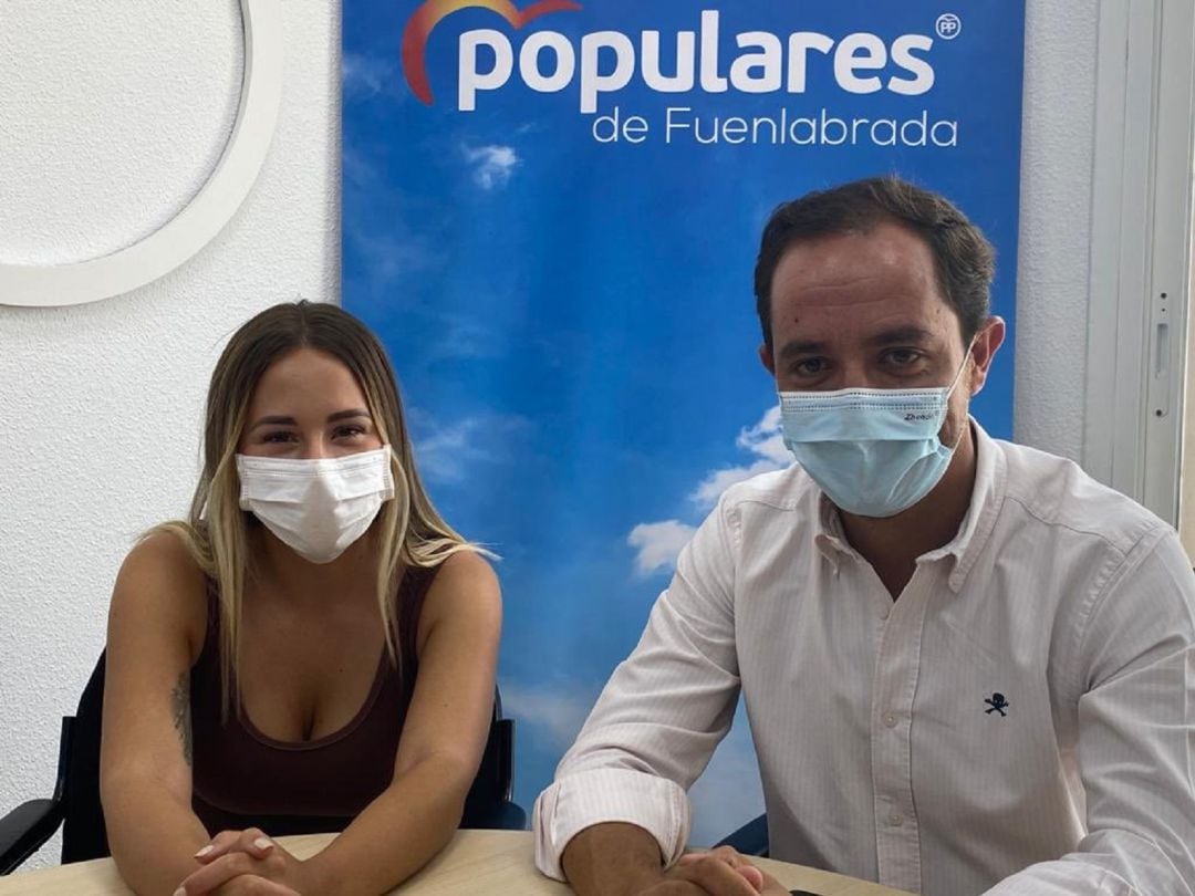 Noelia Núñez (i) y Sergio López durante el anuncio de la nueva etapa que se abre para el Partido Popular fuenlabreño.