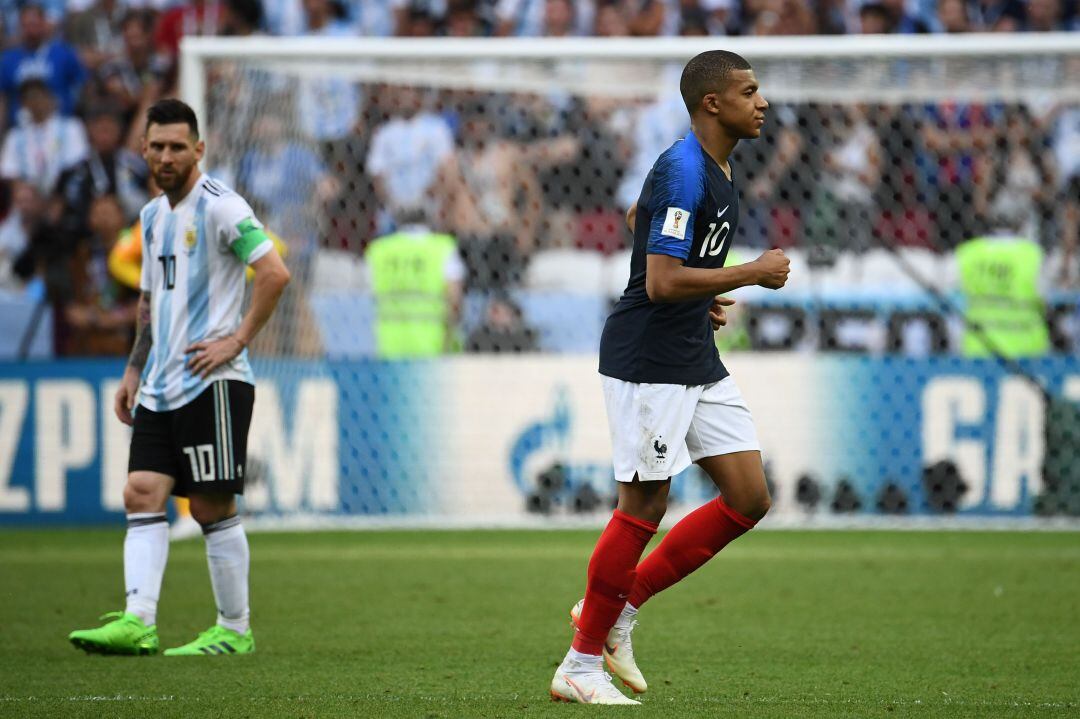 Kylian Mbappé junto a Leo Messi durante el encuentro entre Francia y Argentina en el Mundial de Rusia.