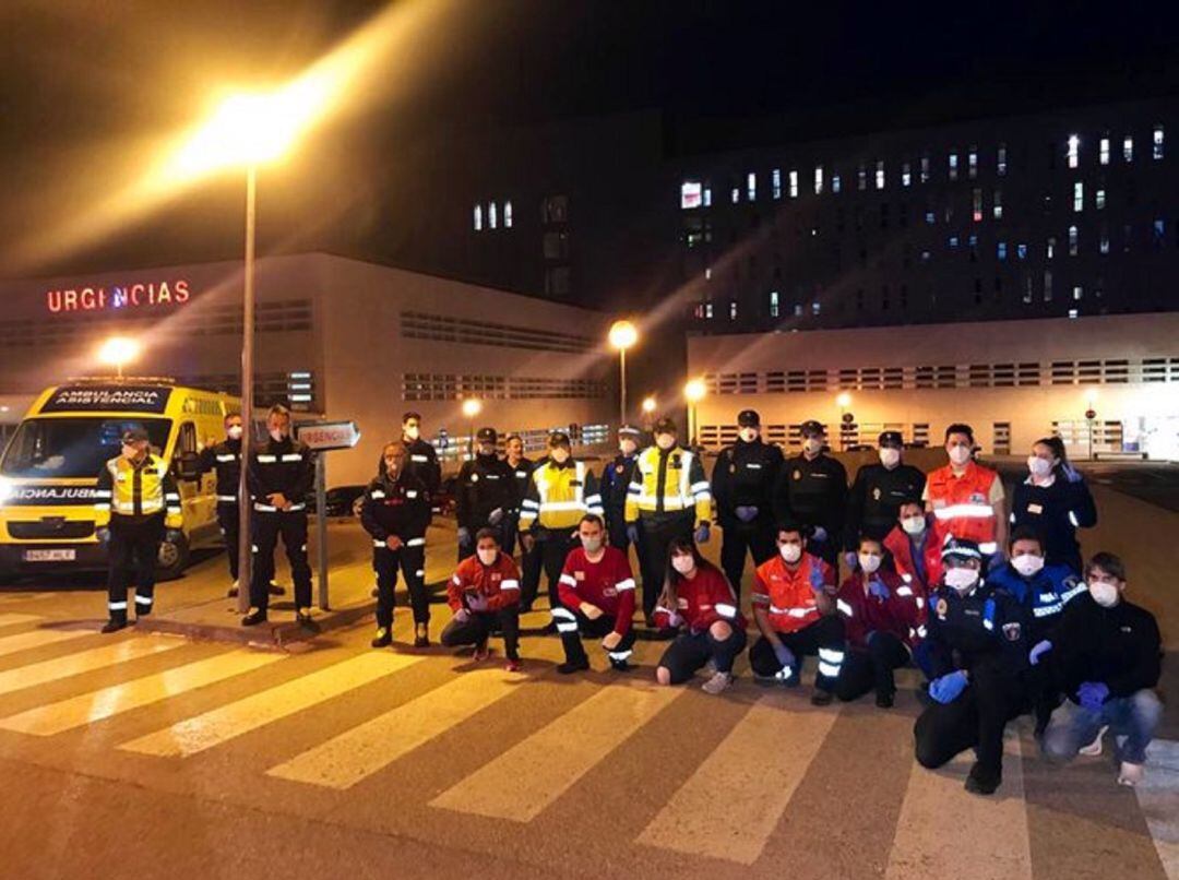 Integrantes de Nuevas Ambulancias, Cruz Roja, Policía Nacional y Policía Local, en la noche del domingo.