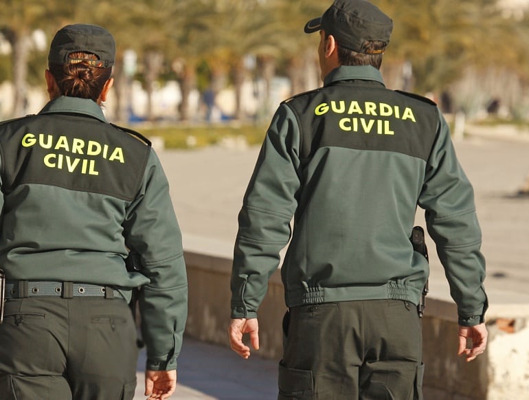 Imagen de archivo de dos agentes de la Guardia Civil