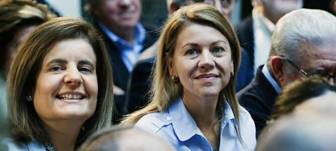 La presidenta de Castilla-La Mancha y secretaria general del PP, María Dolores de Cospedal, y la ministra de Empleo, Fátima Báñez, en Toledo en un acto para explicar la reforma del sistema de pensiones.