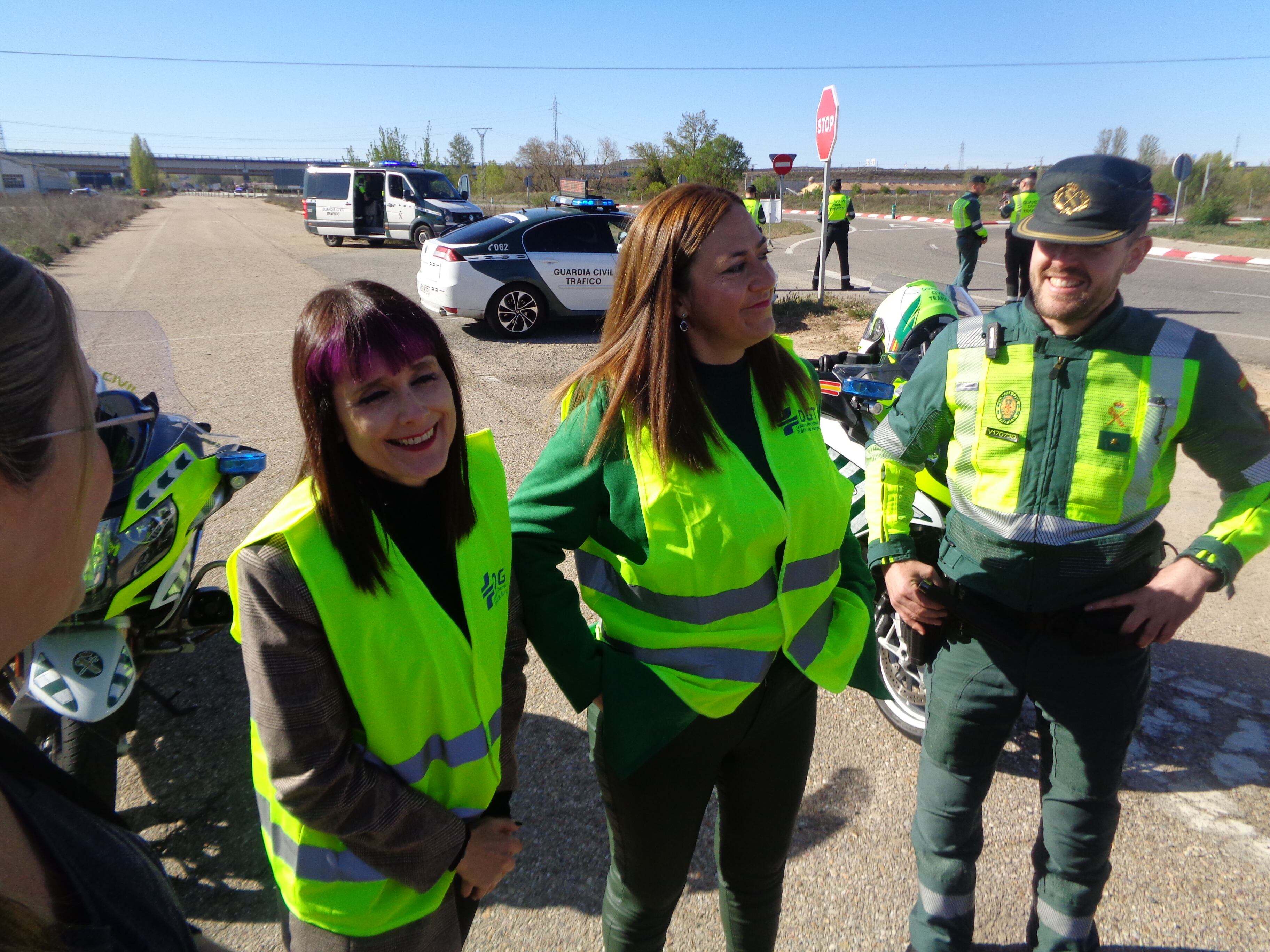 La delegada del Gobierno, en el centro, presentaba la campaña acompañada por la subjefa provincial de Tráfico de Burgos, Rosa María de la Cámara Ramos, y por el comandante inspector de servicios del sector de la Guardia Civil de Tráfico de Castilla y León en Burgos, Javier Guerra