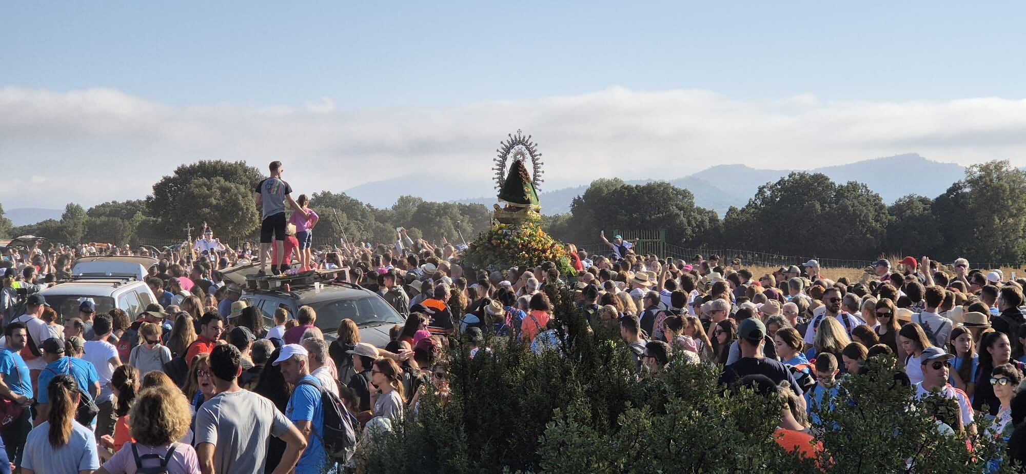 Miles de personas participan en la procesión a lo largo del recorrido.
