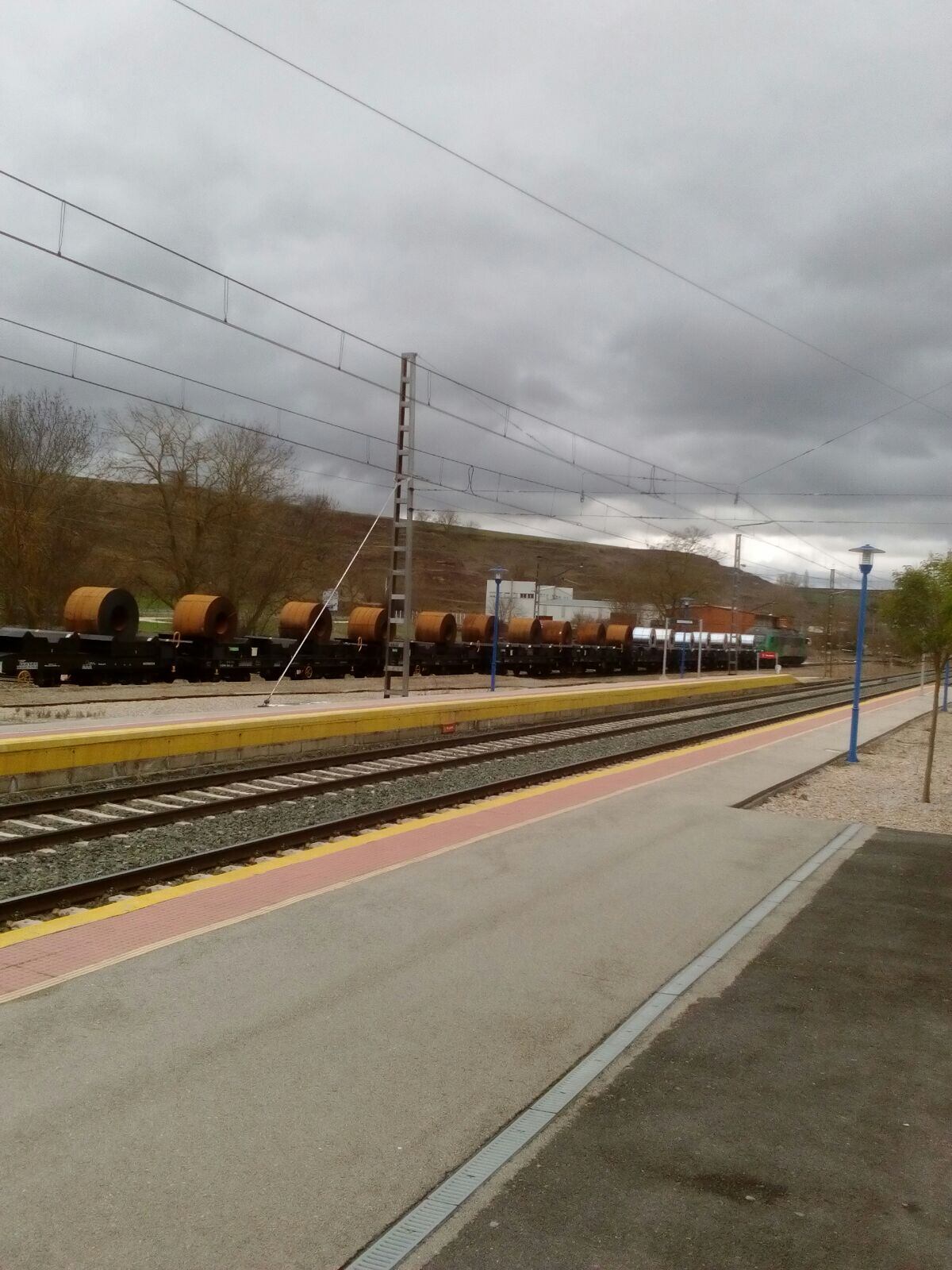 Bobinas de acero transportadas en tren por el ramal Prado Marina