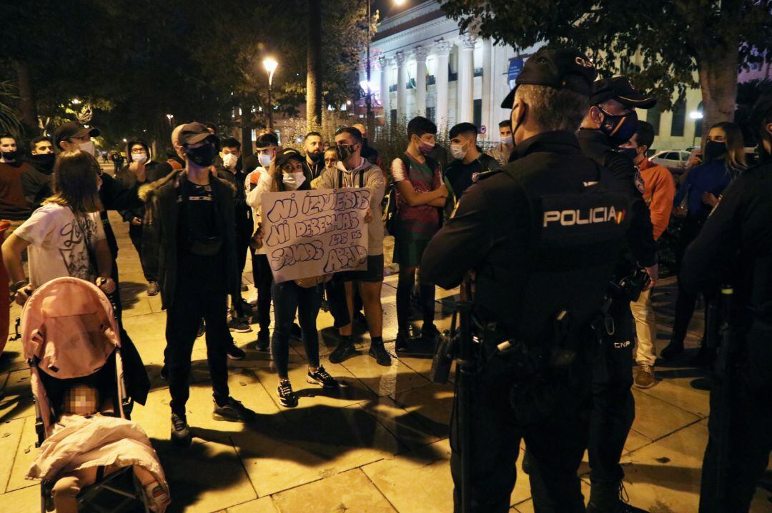 Un grupo de personas se reunen  en la puerto del Ayuntamiento de Málaga, como protesta por las medidas adoptadas por el Gobierno durante el nuevo Estado de Alarma.