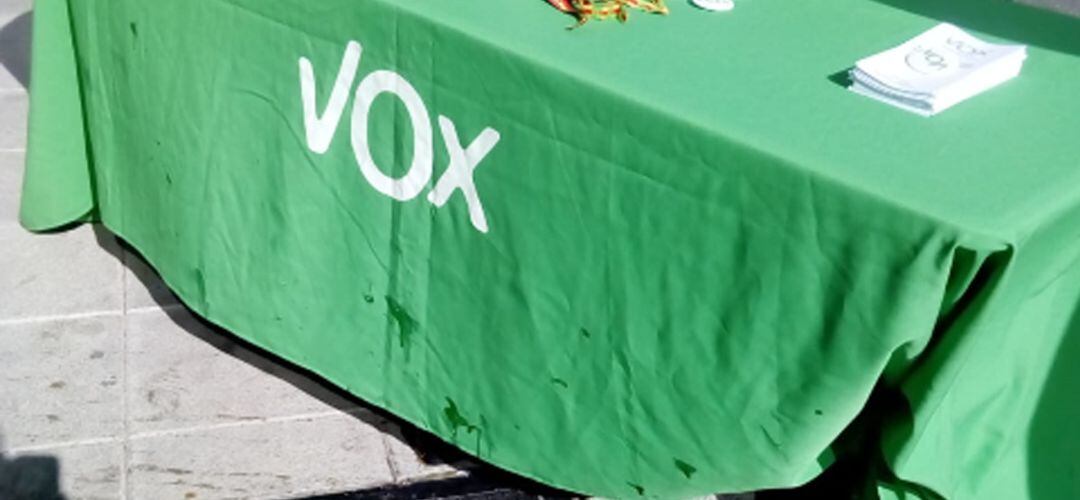 Imagen de la mesa informativa de Vox manchada por alguno de los huevos que les tiraron.