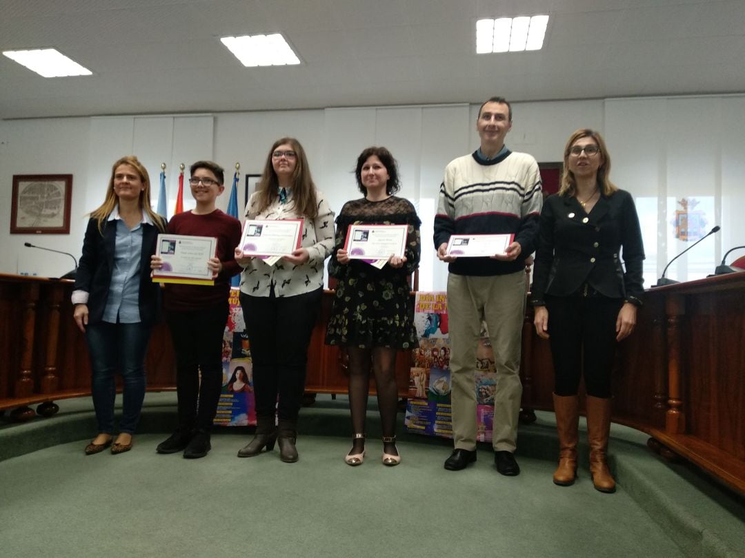 Foto de familia de los ganadores del Certamen de Relato Corto por la Igualdad del Ayuntamiento de Aranda, entre la concjeala de Acción Social (izda) y la alcaldesa de Aranda (dcha). En el centro, de izda a dcha: Daniel de Pablo, Paula Díaz, Esther Bengoechea y Francisco Javier Román