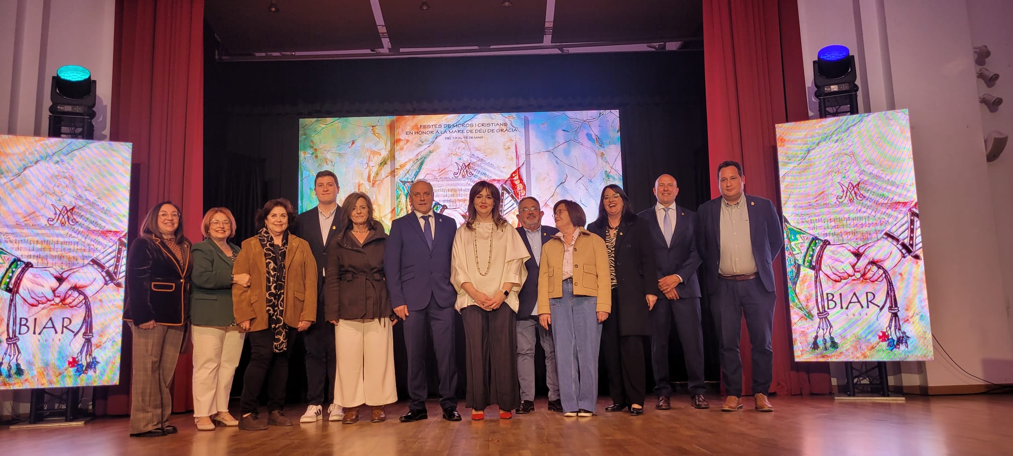 Pregonero y autora del cartel, con la Corporación Municipal