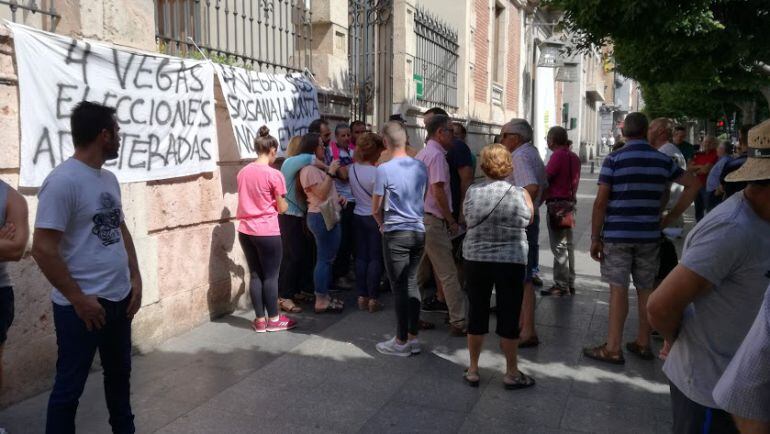 Los integrantes de la candidatura de Serrano ayer ante la Delegación del Gobierno.