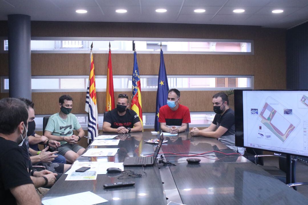 Reunión del Ayuntamiento de Onda con los representantes de clubs de patinaje y ciclismo del municipio