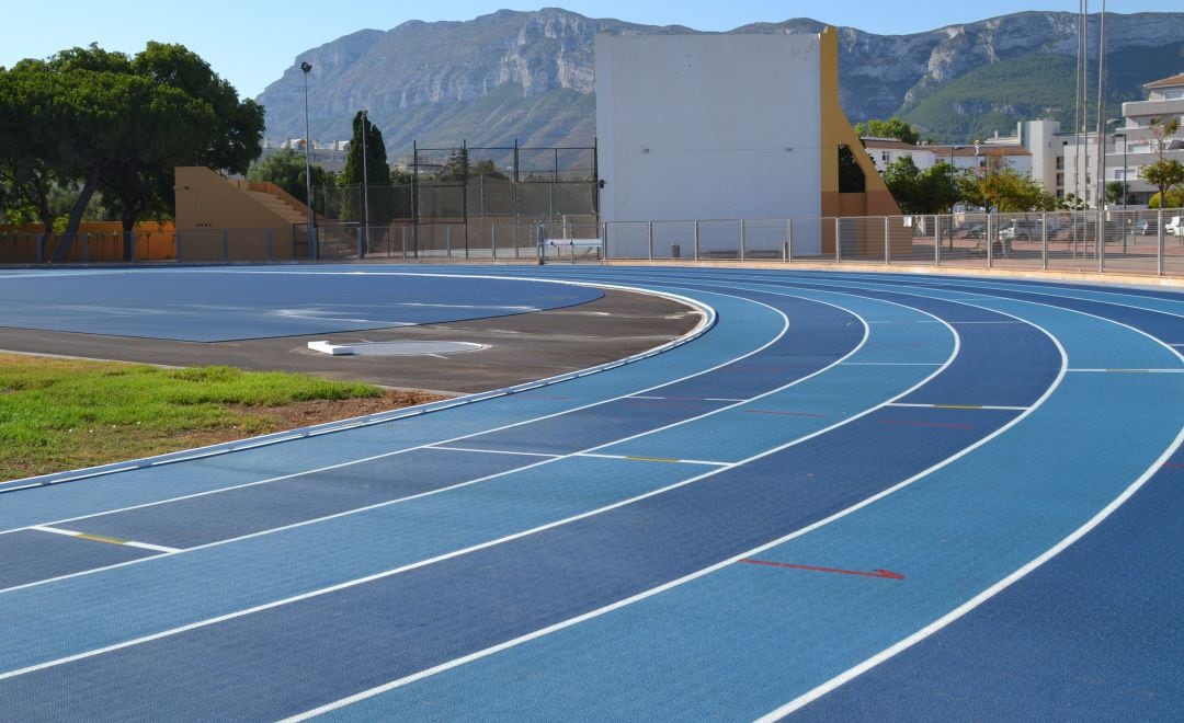  Curva de salida de la nueva pista de atletismo de Dénia.