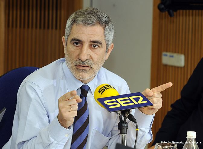 Gaspar Llamazares, en los estudios de la Cadena SER