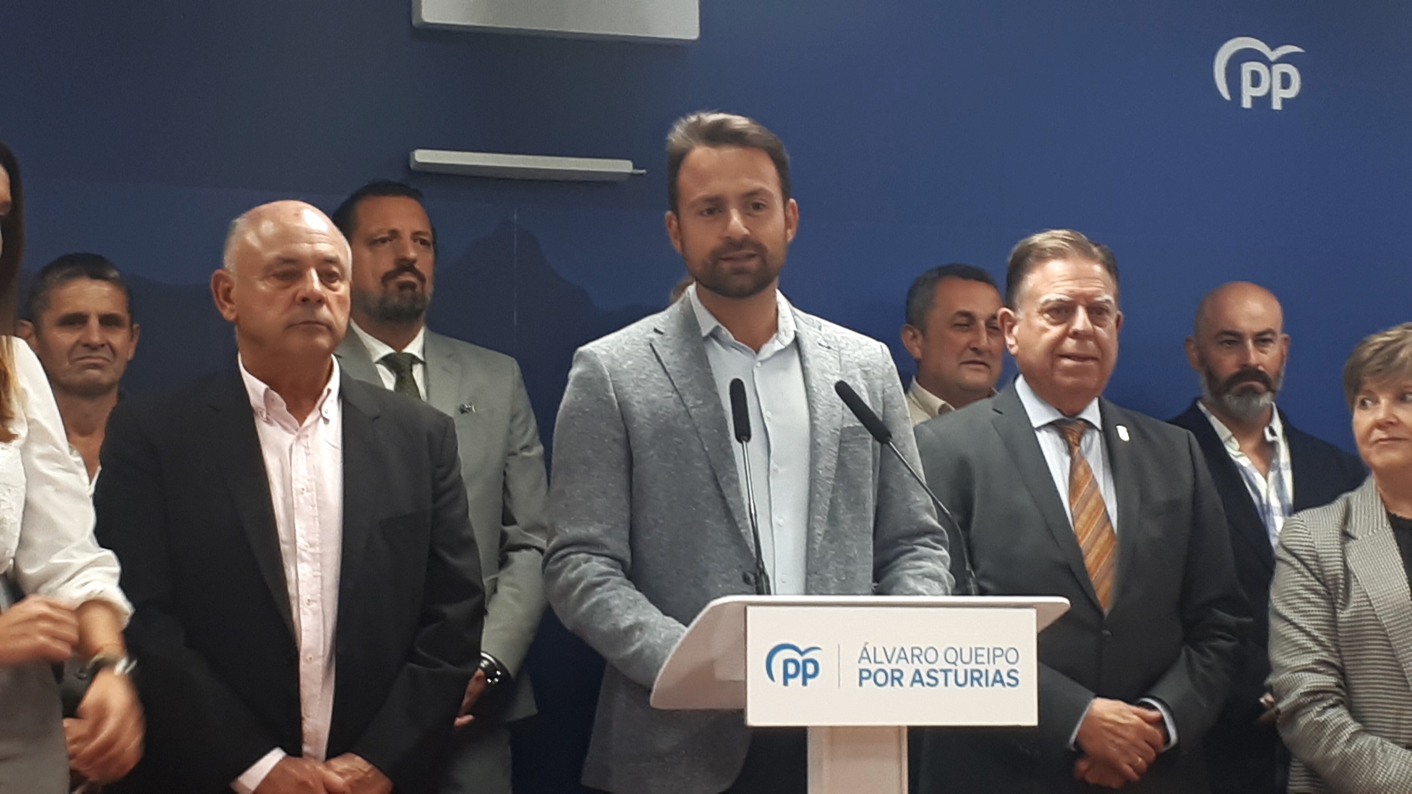 Queipo presentó su candidatura con los 16 alcaldes del PP respaldándole para presidir el partido.