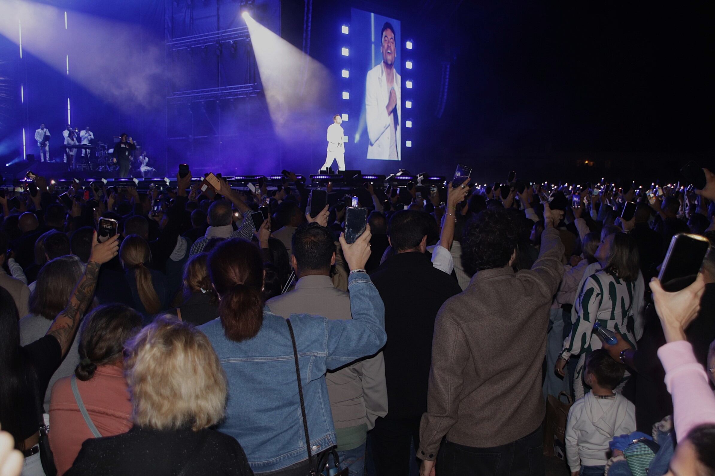 Más de 8000 personas disfrutan del concierto de Carlos Rivera en Playa Blanca.