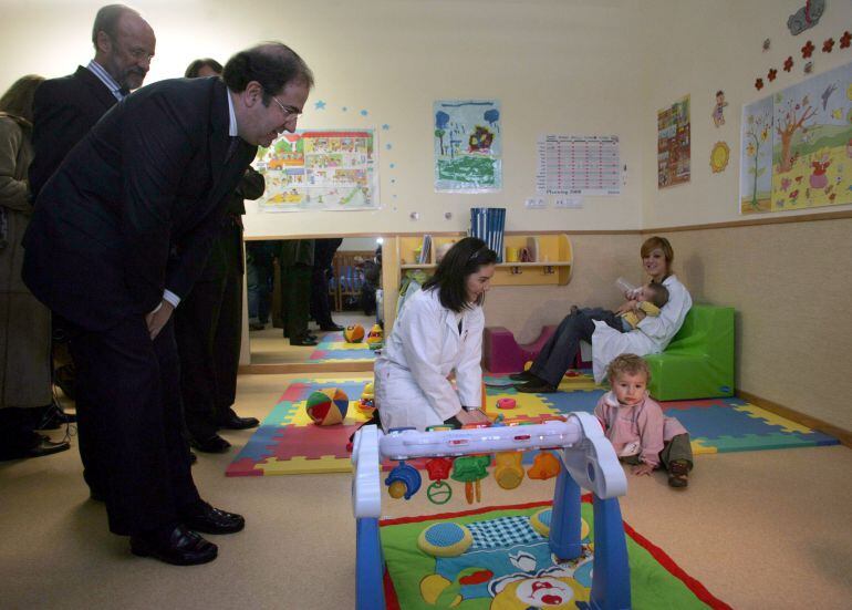 Inauguración del centro infantil con Juan Vicente Herrera y Javier León el 3 de diciembre de 2007