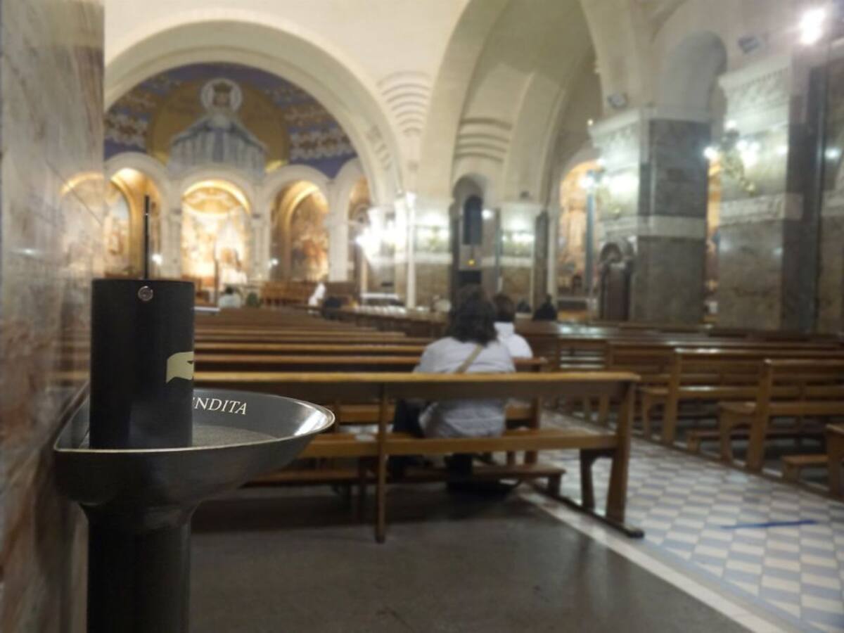 Una empresa valenciana desarrolla un dispensador de agua bendita que evita el riesgo de contagio por covid