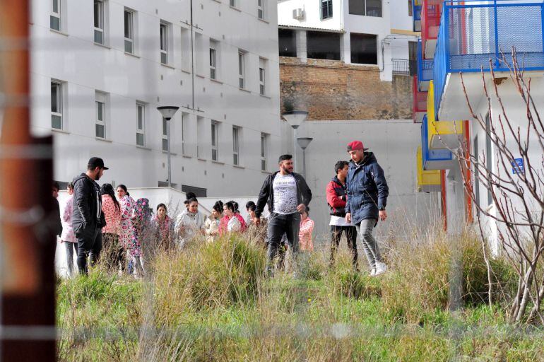 La Guardia Civil mantiene un dispositivo de vigilancia en el entorno de dos bloques de viviendas protegidas de Loja (Granada) pendientes de adjudicación que han sido ocupadas a la fuerza por catorce familias durante el pasado fin de semana