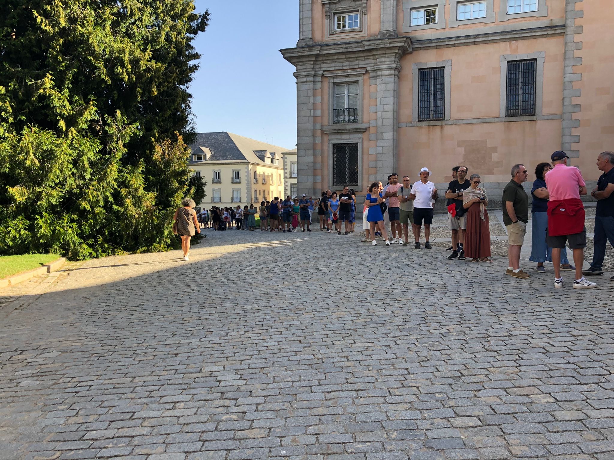 Largas colas para conseguir las entradas y poder ver las Fuentes de La Granja