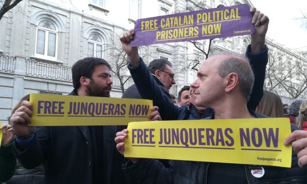 Manifestantes a las puertas del Tribunal Supremo