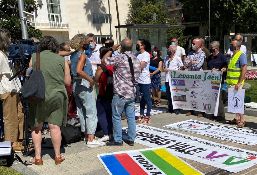 La concurrida convocatoria a medios de comunicación que realizaron las plataformas ciudadanas para explicar sus quejas al Gobierno de España y la Junta de Andalucía