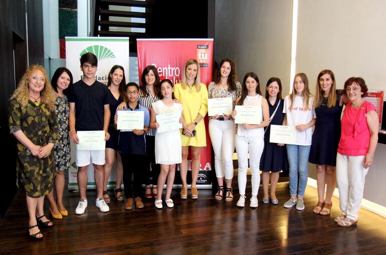 La Delegada Territorial, Patricia Alba, junto a los jóvenes premiados