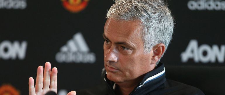 José Mourinho durante una rueda de prensa del Manchester United