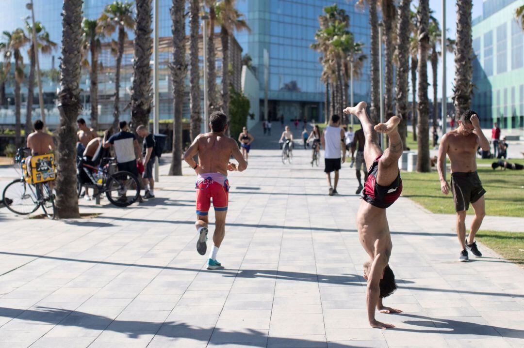 Numerosas personas hacen ejercicio en el paseo del Mare Nostrum de Barcelona, este martes, sexagésimo sexto día del estado de alarma