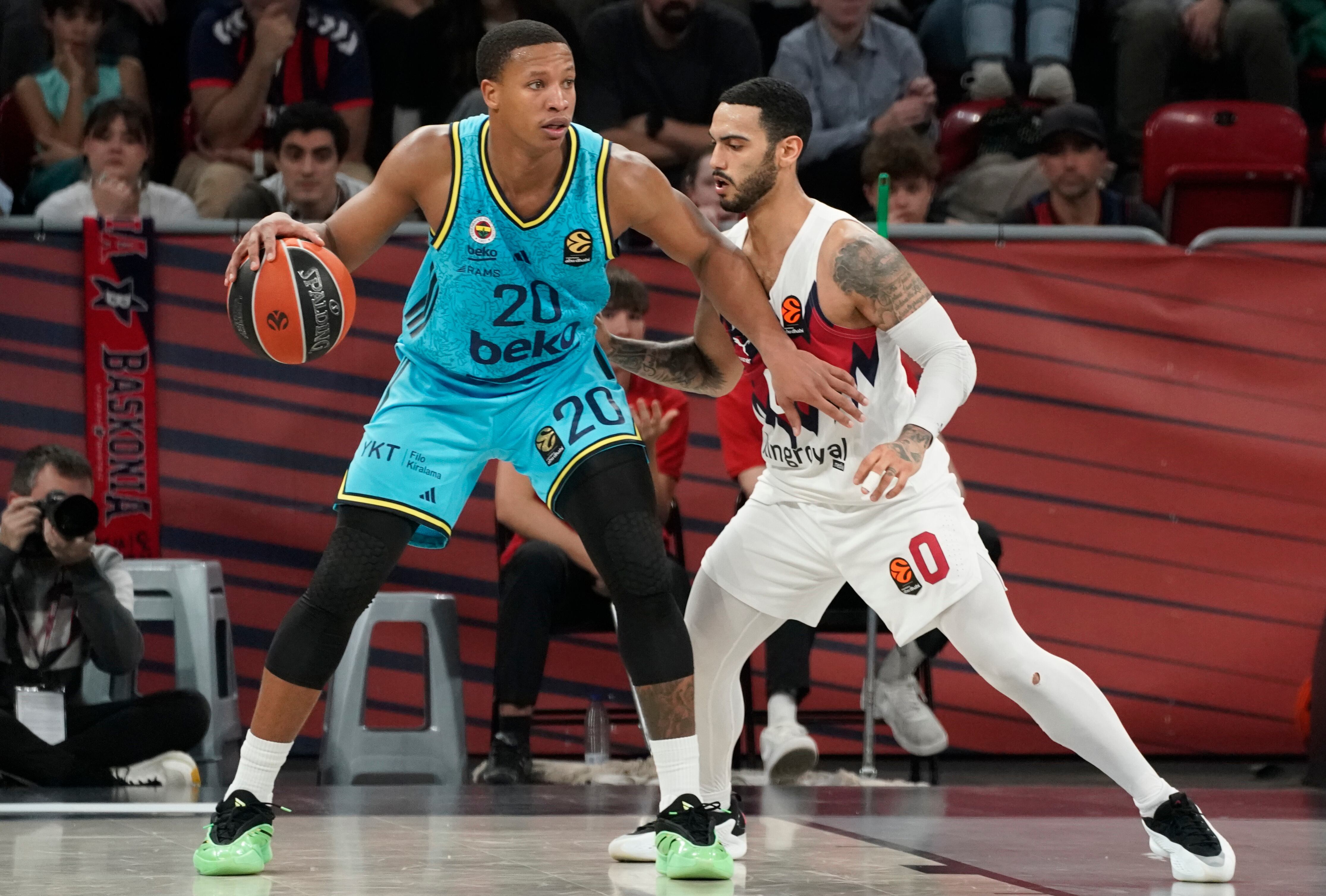 VITORIA, 02/01/2026.- El base del Fenerbahce Davon Hall (i) intenta superar a Markus Howard, del Baskonia, durante el partido de la jornada 19 de la EuroLiga que Baskonia y Fenerbahce disputan hoy viernes en el Fernando Buesa Arena. EFE/ L. Rico