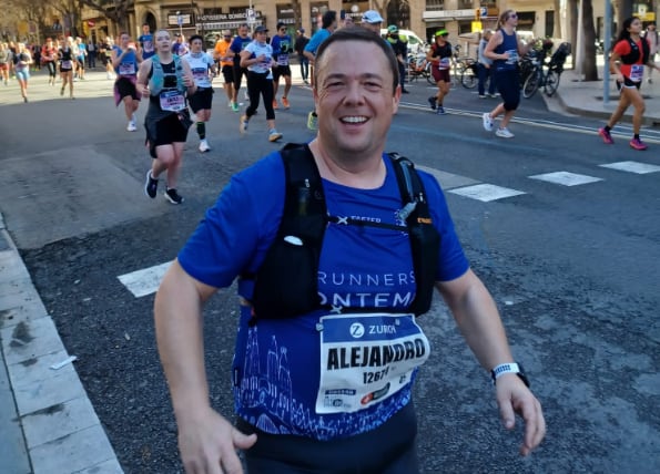 Alejandro López corre por las calles de Barcelona