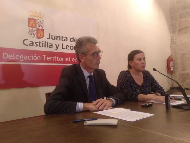 El delegado territorial de la Junta en Ávila, José Francisco Hernández, y la jefa de Epidemiología, Sonia Tamames, han informado del protocolo sanitario que se va a seguir