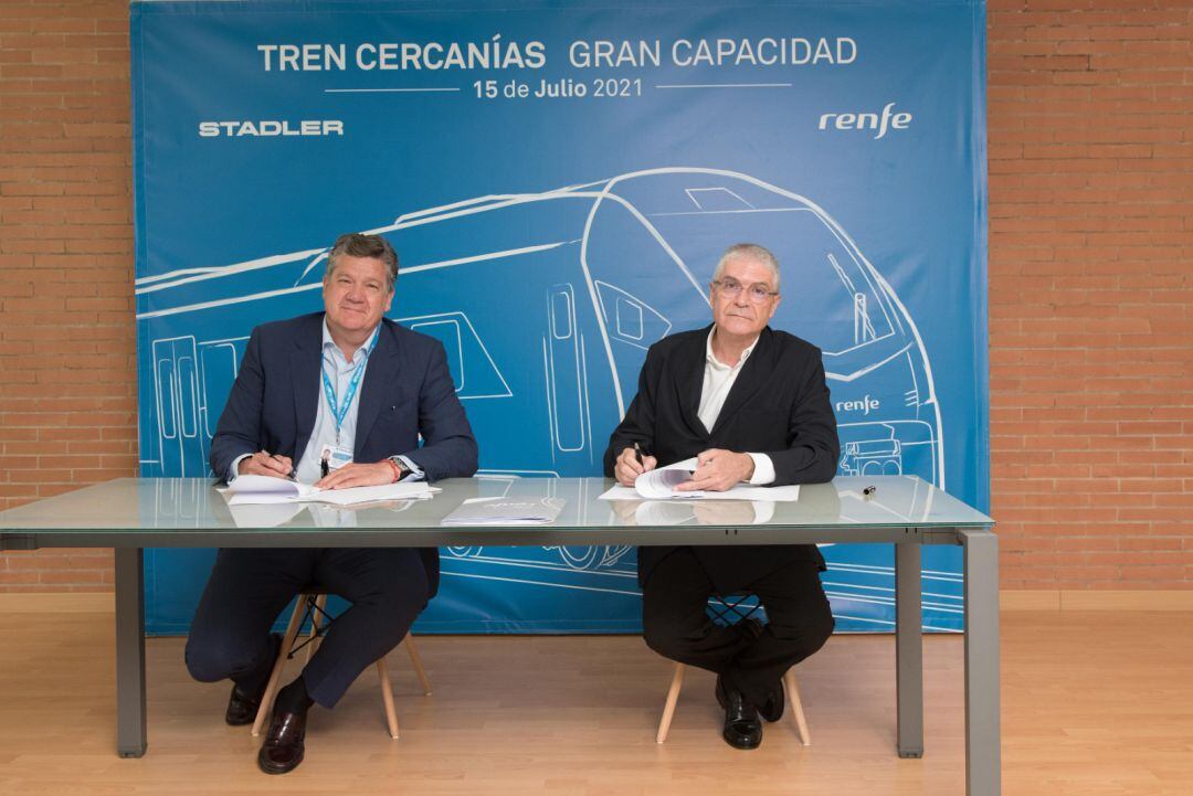 Los presidentes de Renfe y de Stadler Rail Valencia, Isaías Táboas e Iñigo Parra, respectivamente, han firmado este jueves el contrato millonario. 