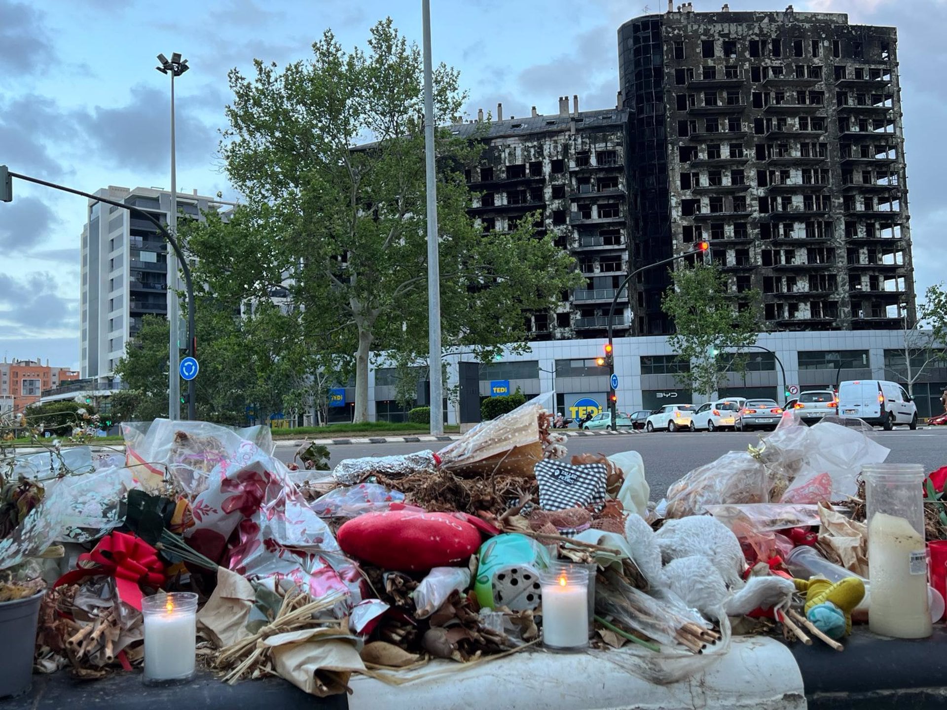 Velas y flores cerca del edificio quemado en Campanar