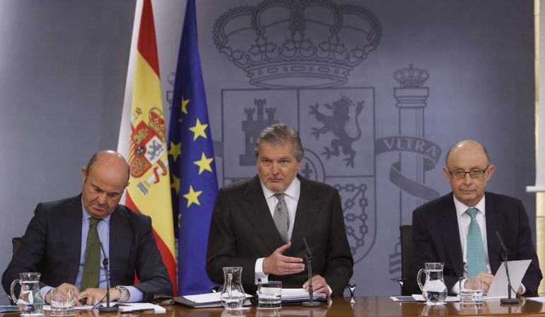 Los ministros de Educación, Cultura y Deporte y portavoz del Gobierno, Íñigo Méndez de Vigo, Luis de Guindos y Cristóbal Montoro.