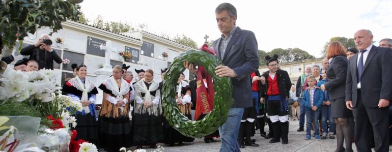 Ofrenda floral de Xulio Ferreiro.