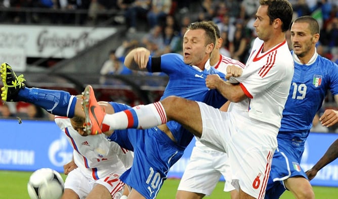 El internacional italiano Antonio Cassano lucha por el balón con el ruso Roman Shirokov durante el partido amistoso Italia-Rusia disputado en Zúrich, Suiza, hoy, viernes 1 de junio de 2012